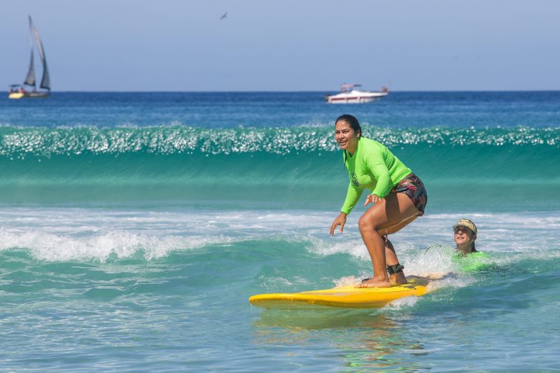 Águas de Gaia inicia aulas de surfe e stand up paddle para mulheres da Região dos Lagos 