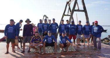 União de esforços: pescadores realizam o recolhimento de algas vivas na Lagoa de Araruama