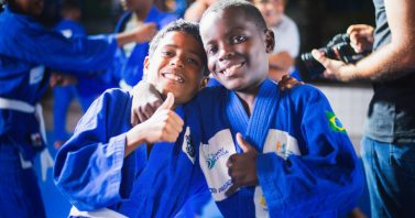 Jovens atletas do bairro Manoel Corrêa, em Cabo Frio, celebram troca de faixa em projeto social de judô da Prolagos