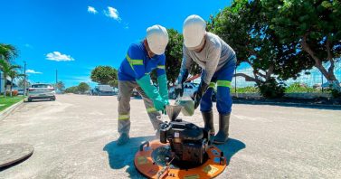 Prolagos realiza teste de fumaça para vistoriar redes de esgoto e drenagem na Orla Bardot, em Búzios