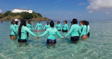 Praia do Forte é palco de atividades de surf e cultura oceânica para mulheres
