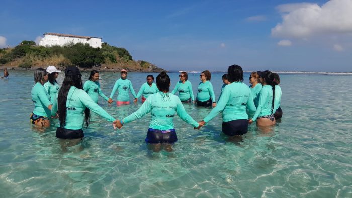 Praia do Forte é palco de atividades de surf e cultura oceânica para mulheres
