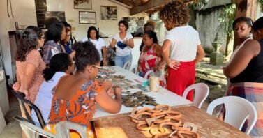 Entre argila, histórias e novos laços, mulheres quilombolas encerram ciclo de oficinas de cerâmica em Cabo Frio