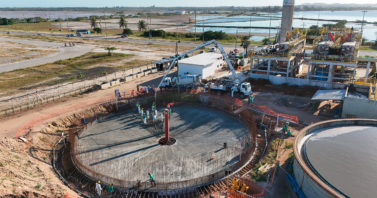 Obra da ETE Praia do Siqueira avança com megaoperação de concretagem