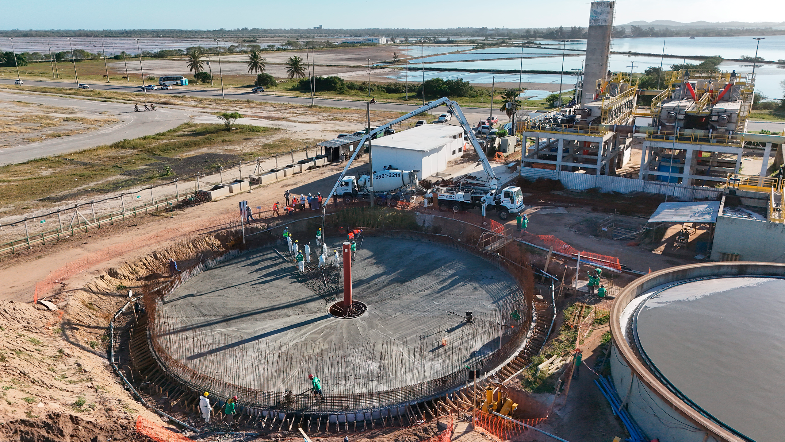 Obra da ETE Praia do Siqueira avança com megaoperação de concretagem