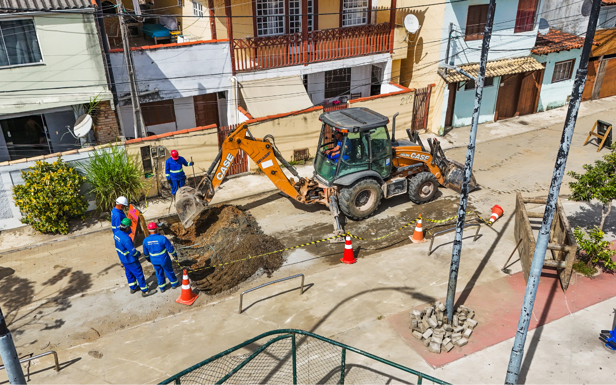 Obra supera desafios de engenharia para ampliar rede de esgoto em Cem Braças